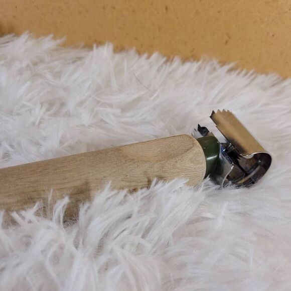 Vintage Corn Kernel Remover - Picture 4 of 4